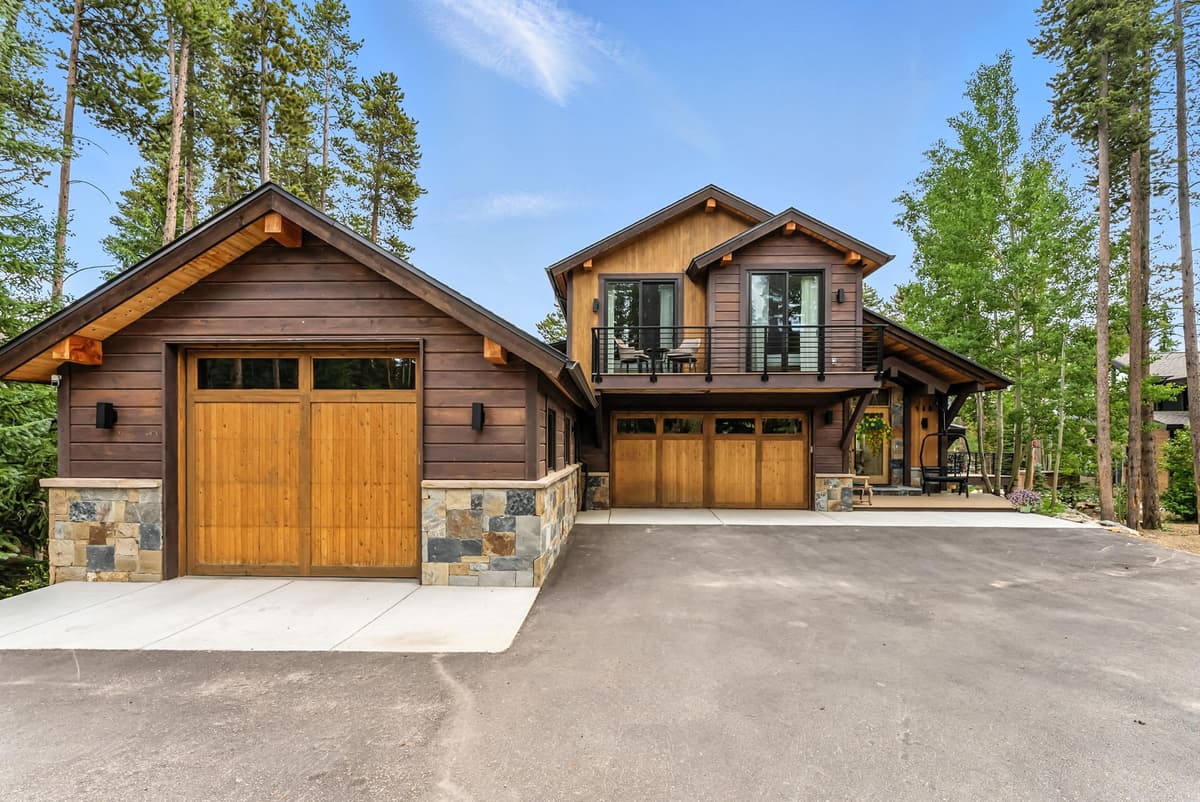 Four O'Clock Retreat exterior with mountain setting